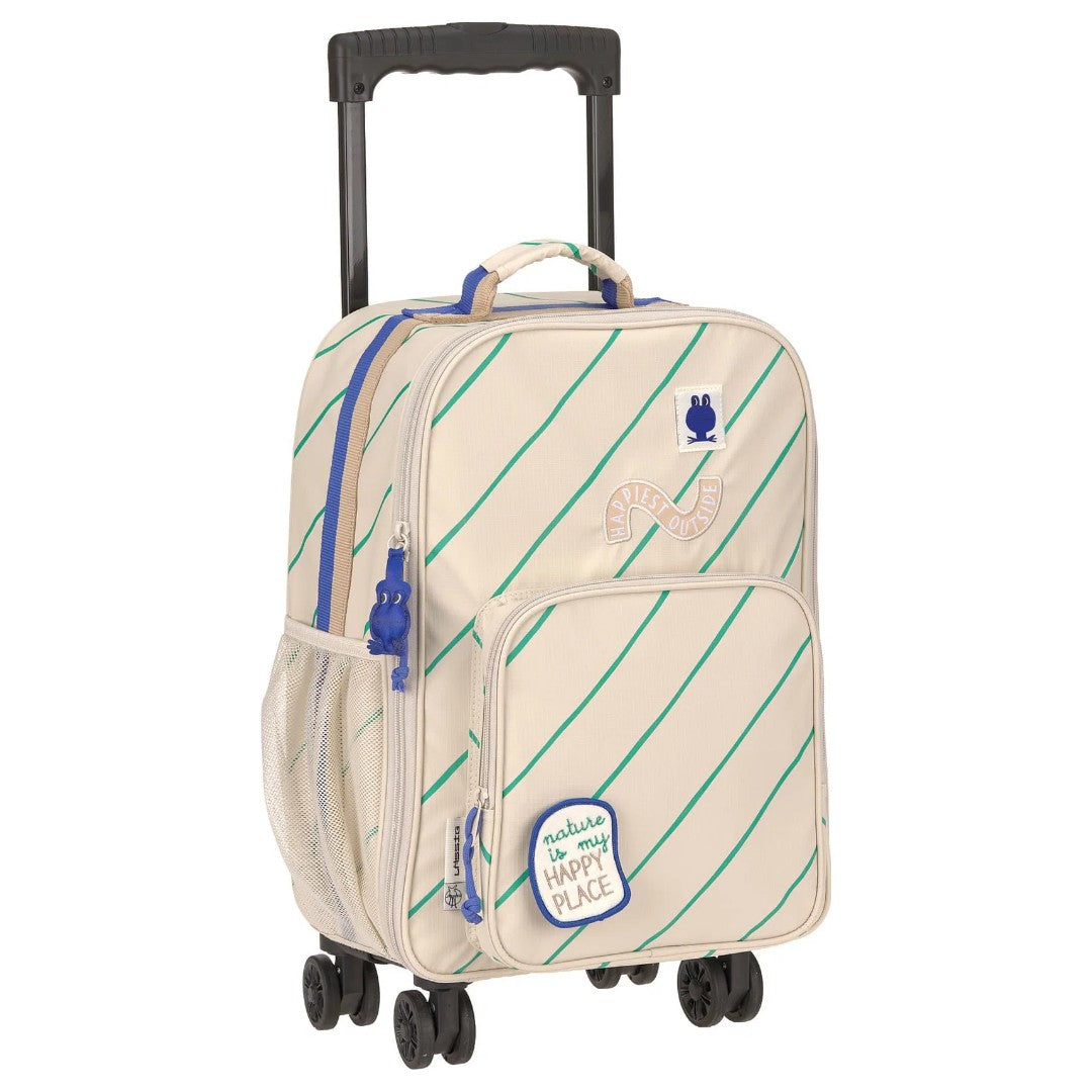 Lässig kinderkoffer met beige en groene strepen, een kikkerlogo en tekstpatches, staand met uitgeschoven handvat.
