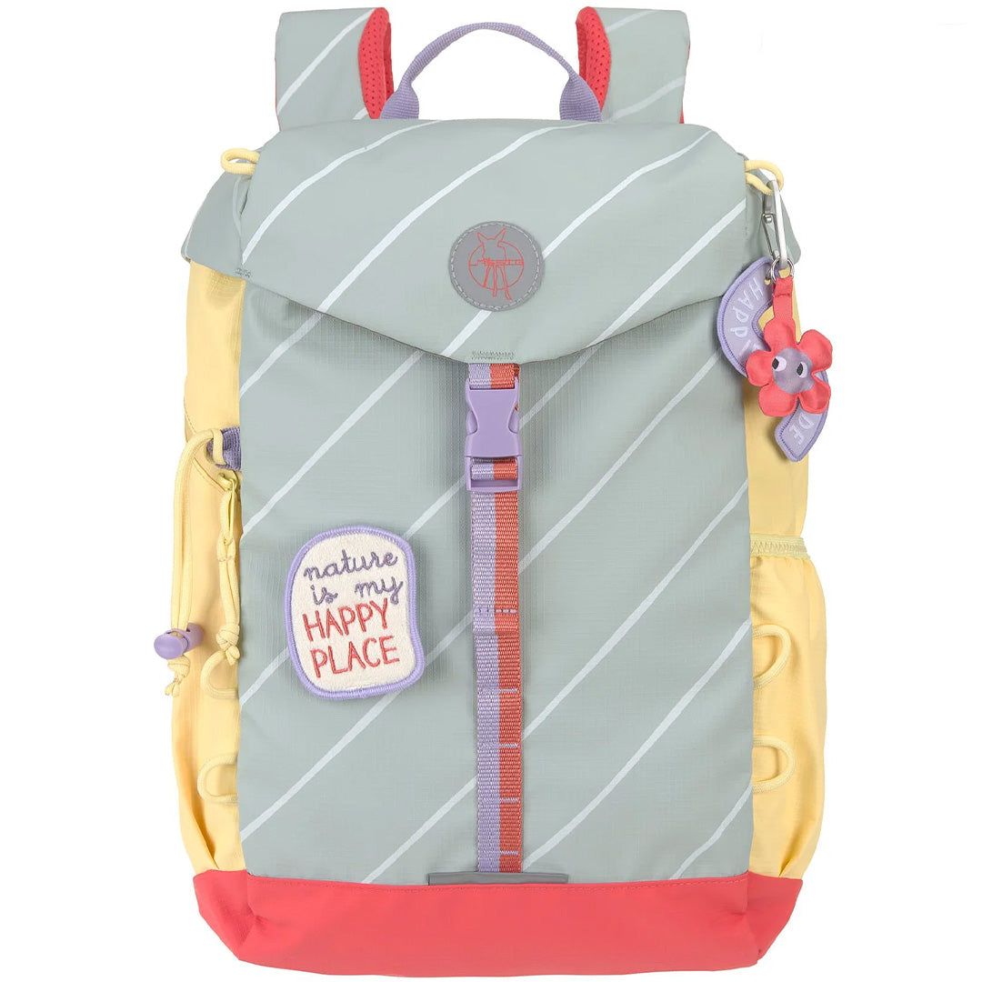 Lässig kinderrugzak met gestreepte voorkant, gele zijkanten, koraalrode onderkant en een 'nature is my happy place' patch.