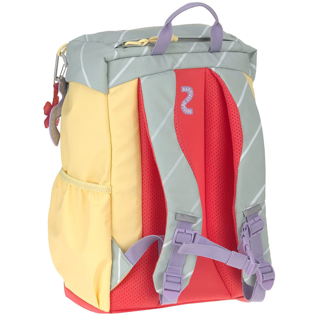 Schuine achterkant van de Lässig kinderrugzak met rode gewatteerde schouderbanden en een gestreept rugpaneel.