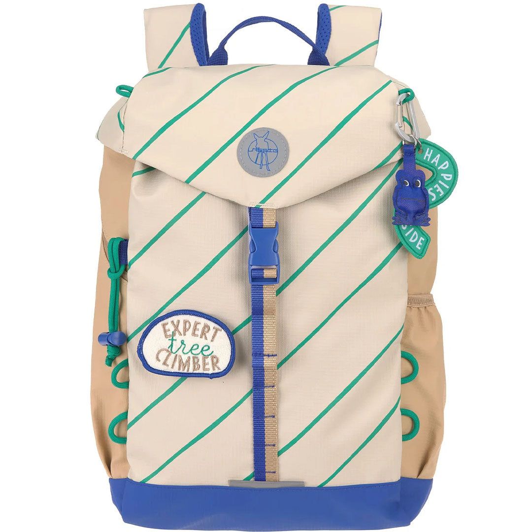 Lässig kinderrugzak met beige en groene strepen, blauwe accenten en een kikkerhanger.
