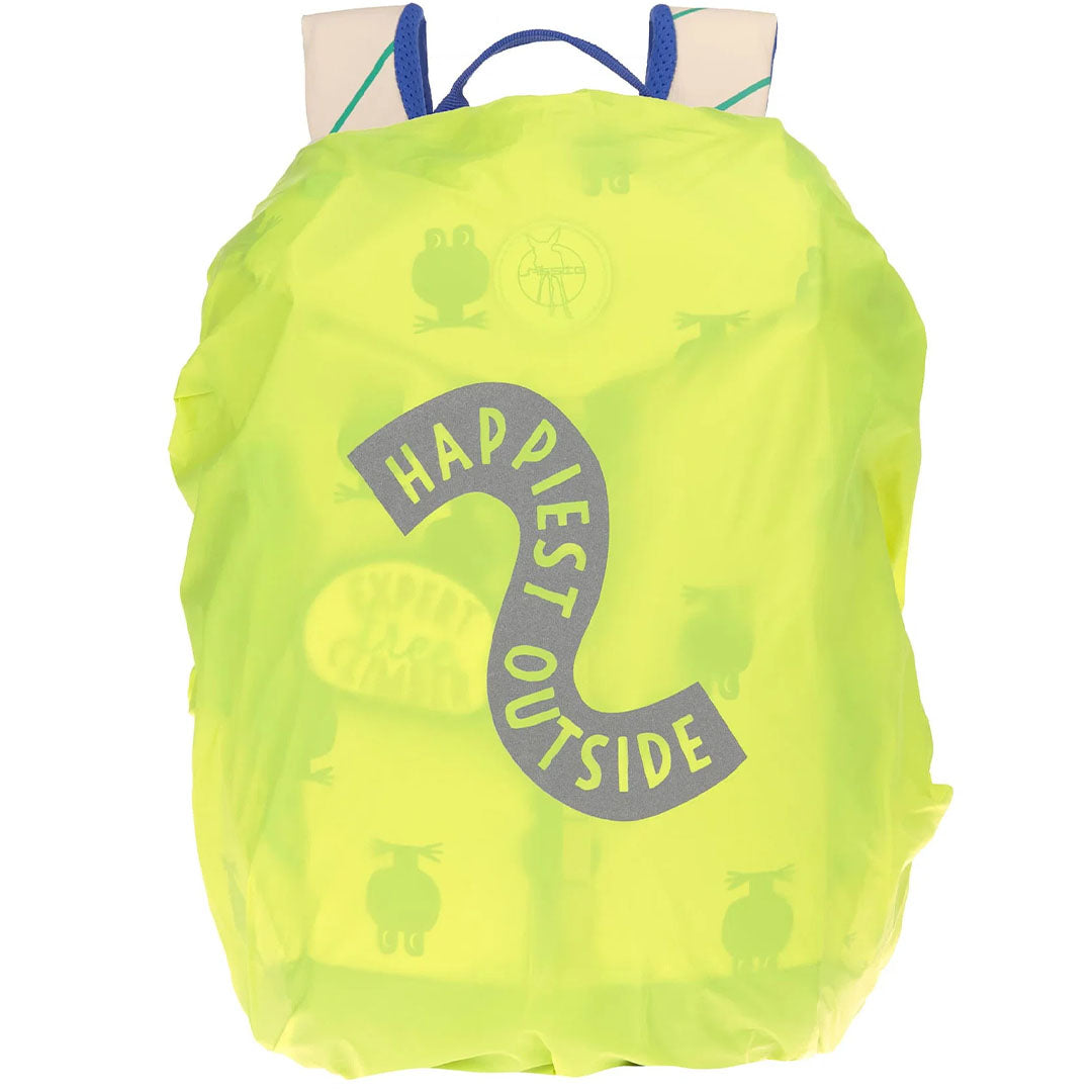 Kinderrugzak met een felgele regenhoes met 'Happiest Outside' tekst en kikkerpatroon.