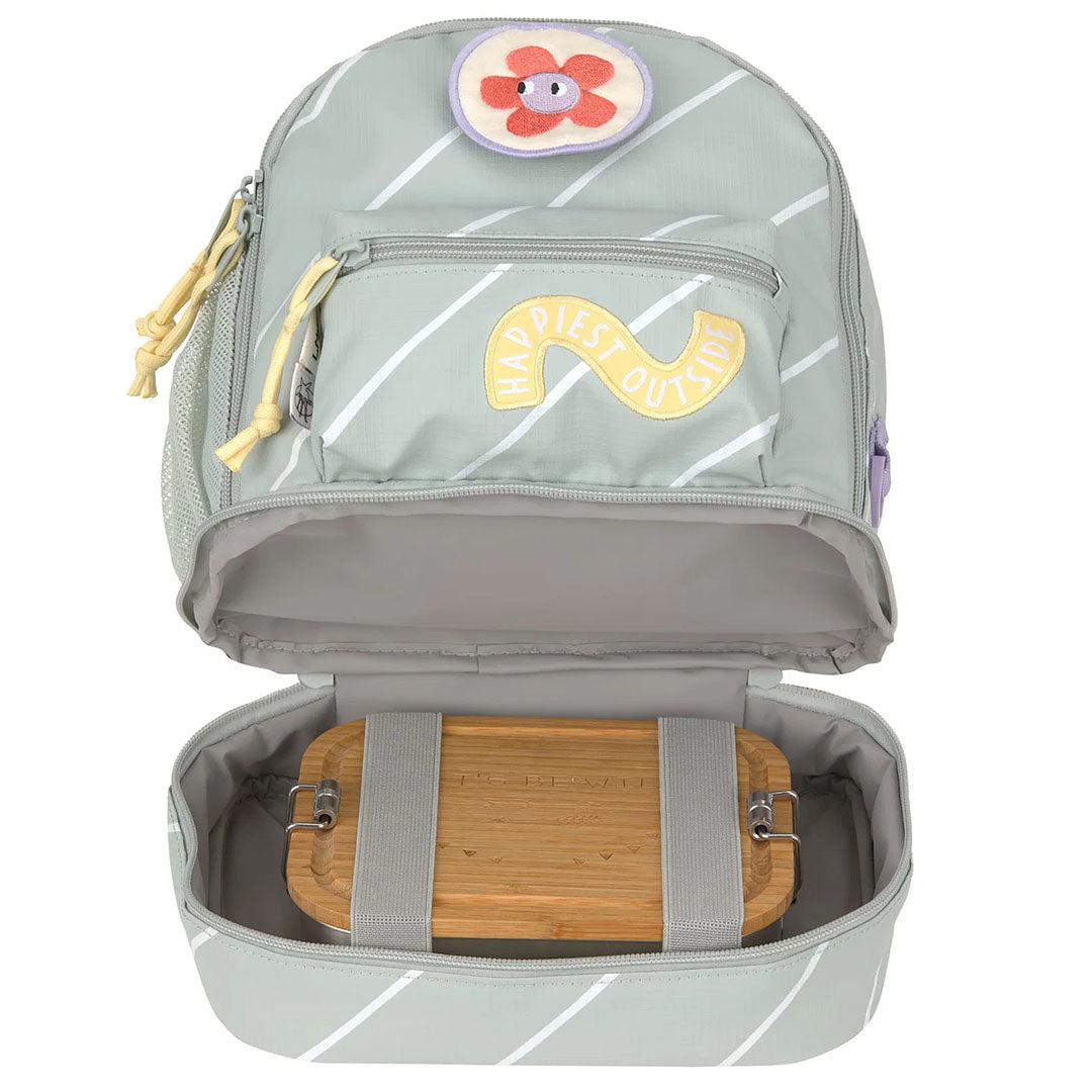 De geopende Lässig kleuterrugzak toont een houten lunchbox in het onderste geïsoleerde compartiment.