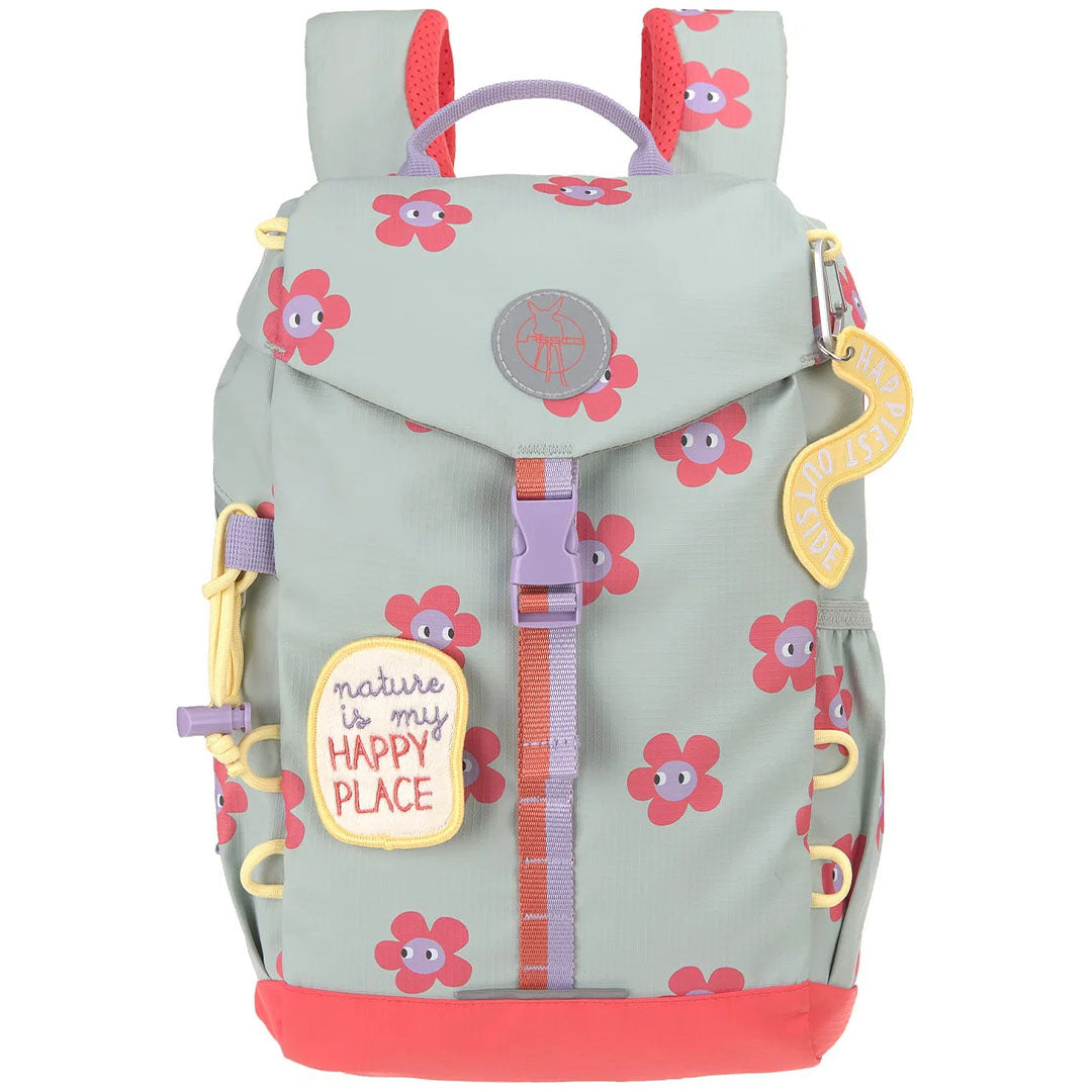 Lässig kleuterrugzak met bloemenpatroon en tekstpatch aan de voorkant.