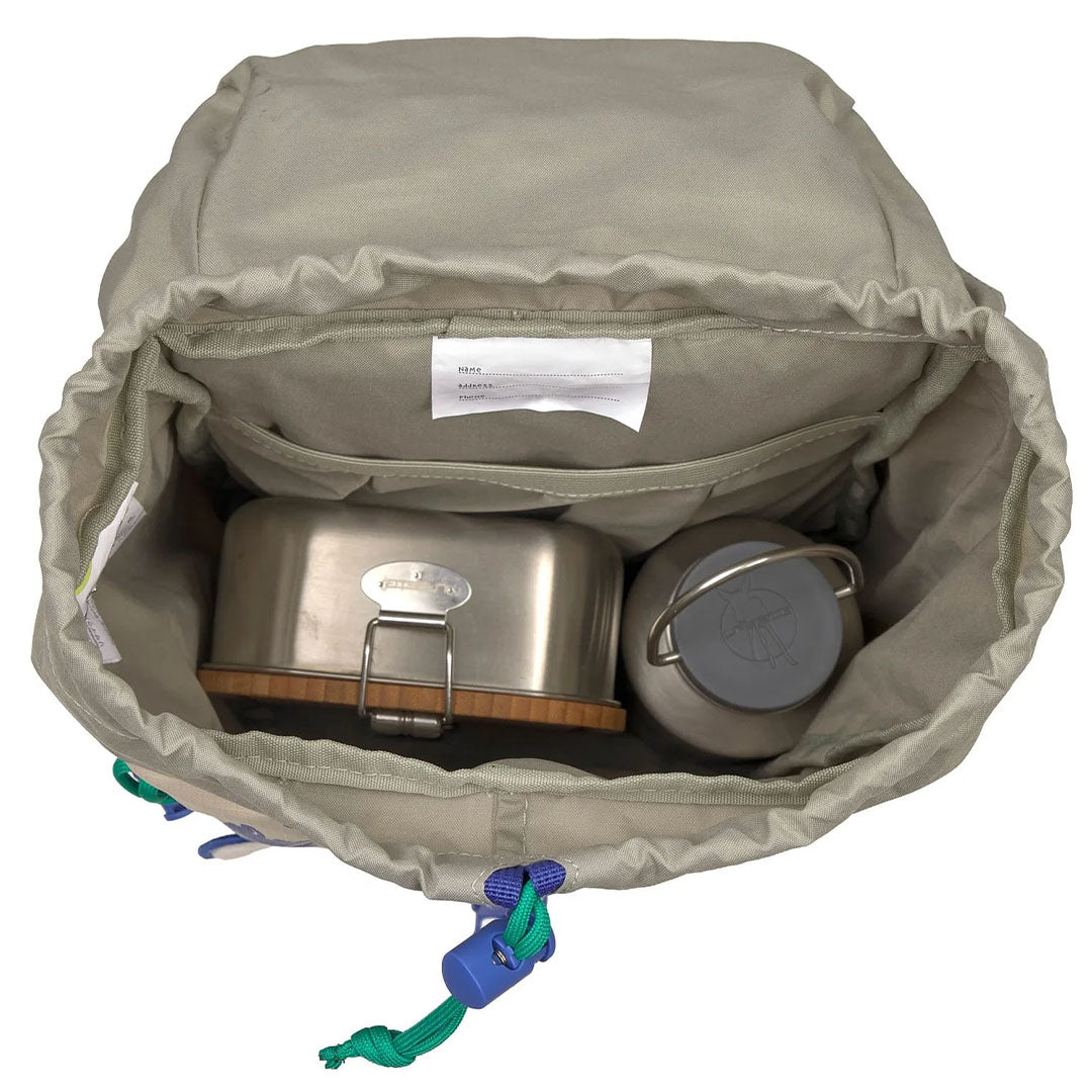 Bovenaanzicht van de open Lässig kinderrugzak met een metalen lunchbox en een waterfles in het hoofdvak.