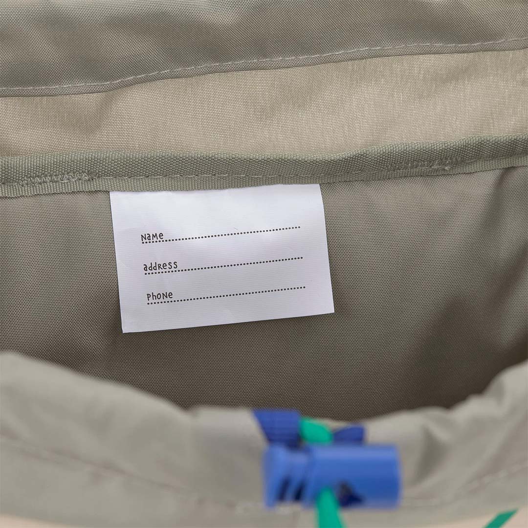 Detail van het naamlabel voor persoonlijke gegevens in de kleuterrugzak.