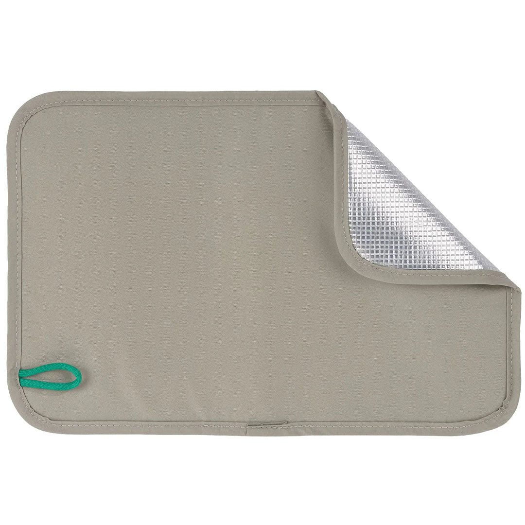 Een grijze rechthoekige mat met een zilveren, reflecterende onderkant, waarschijnlijk de interne vulling van de Lässig kinderrugzak.