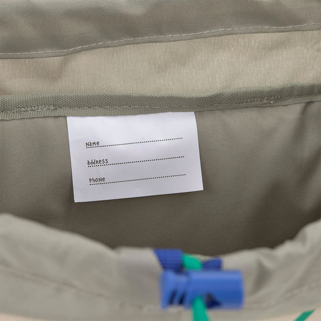 Close-up van het interne bagagelabel in de Lässig kinderrugzak voor naam, adres en telefoonnummer.