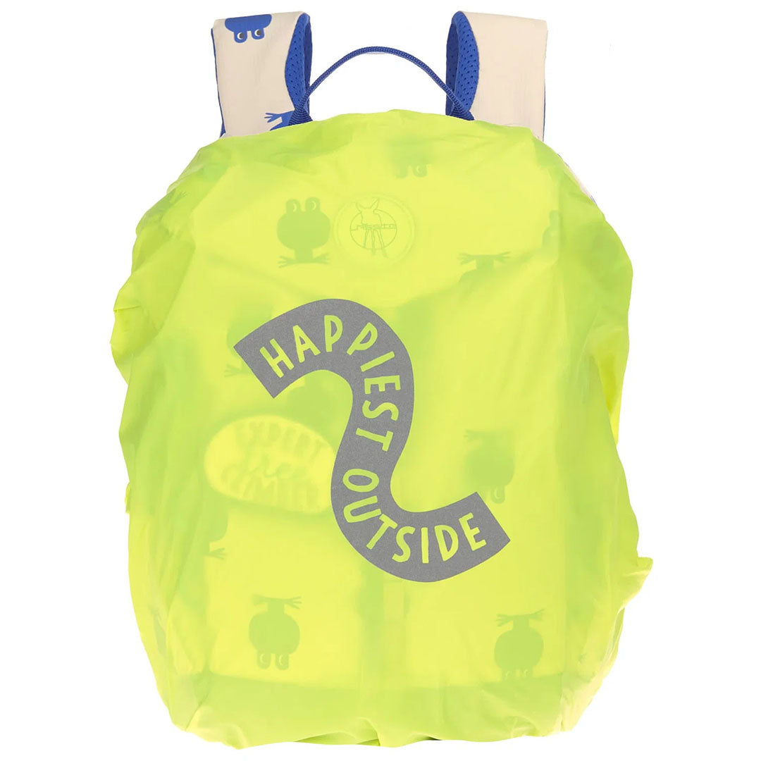De kleuterrugzak met een felgele regenhoes met de tekst 'HAPPIEST OUTSIDE'.