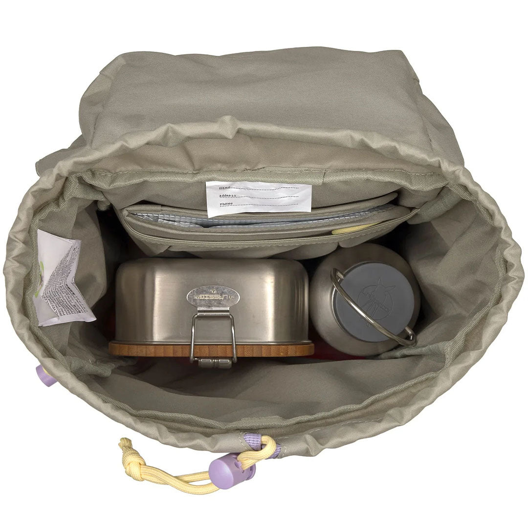 Binnenzijde van de kleuterrugzak met een lunchbox, waterfles en naamlabel.