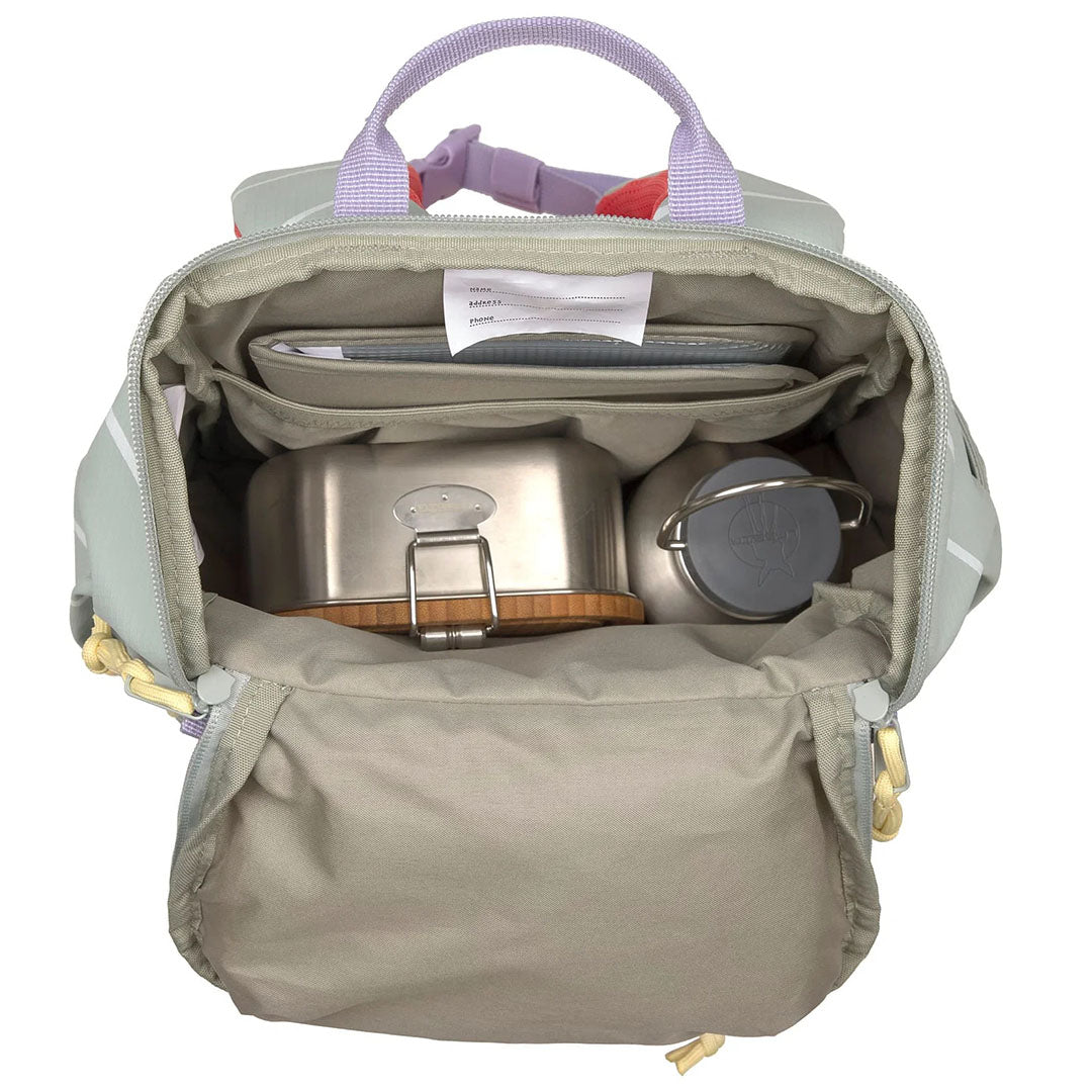 Bovenkant van de open Lässig kleuterrugzak met een metalen lunchbox en waterfles in het hoofdvak.