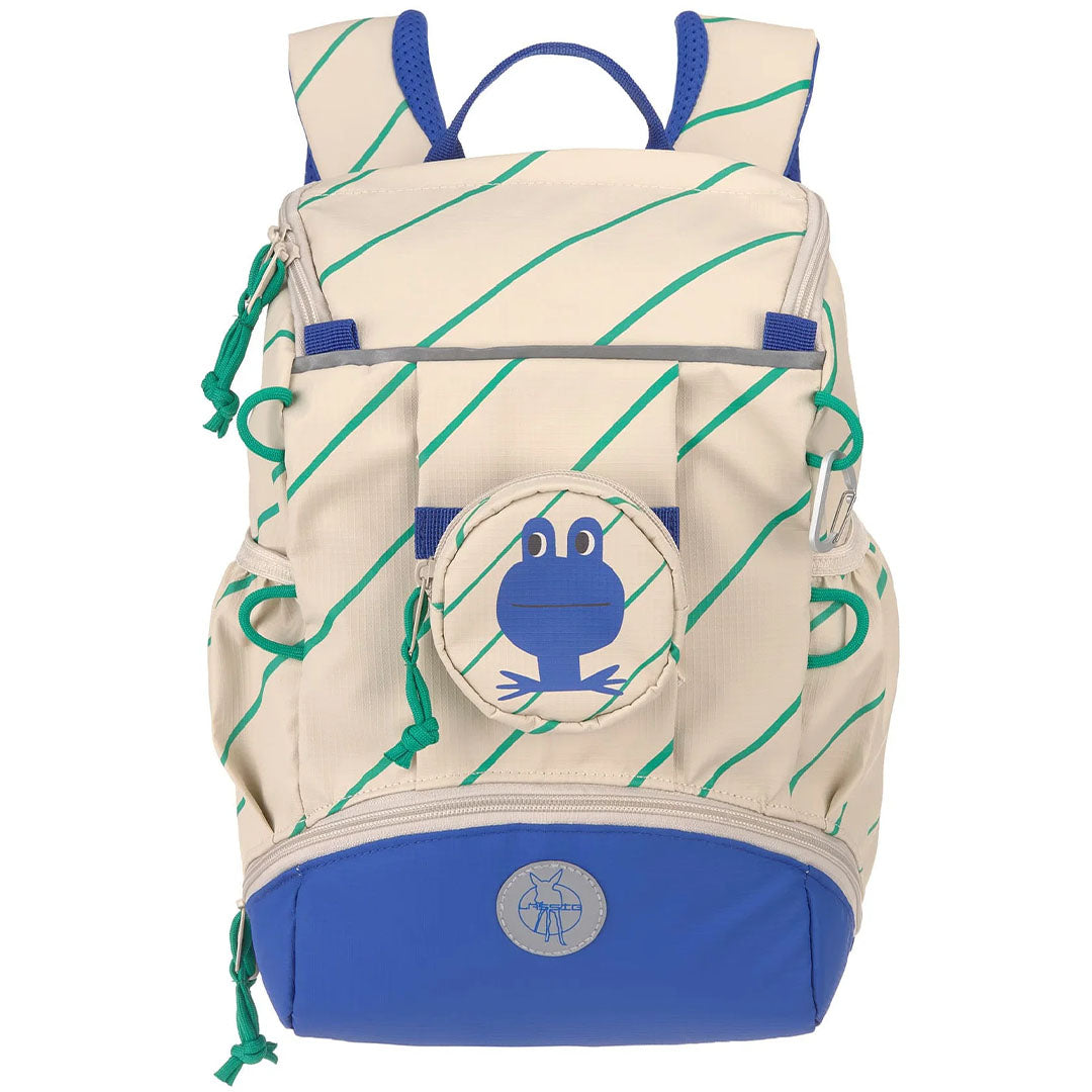 Lässig kleuterrugzak met beige en groene strepen, blauwe onderkant en een afneembaar rond zakje met een kikkergezicht.
