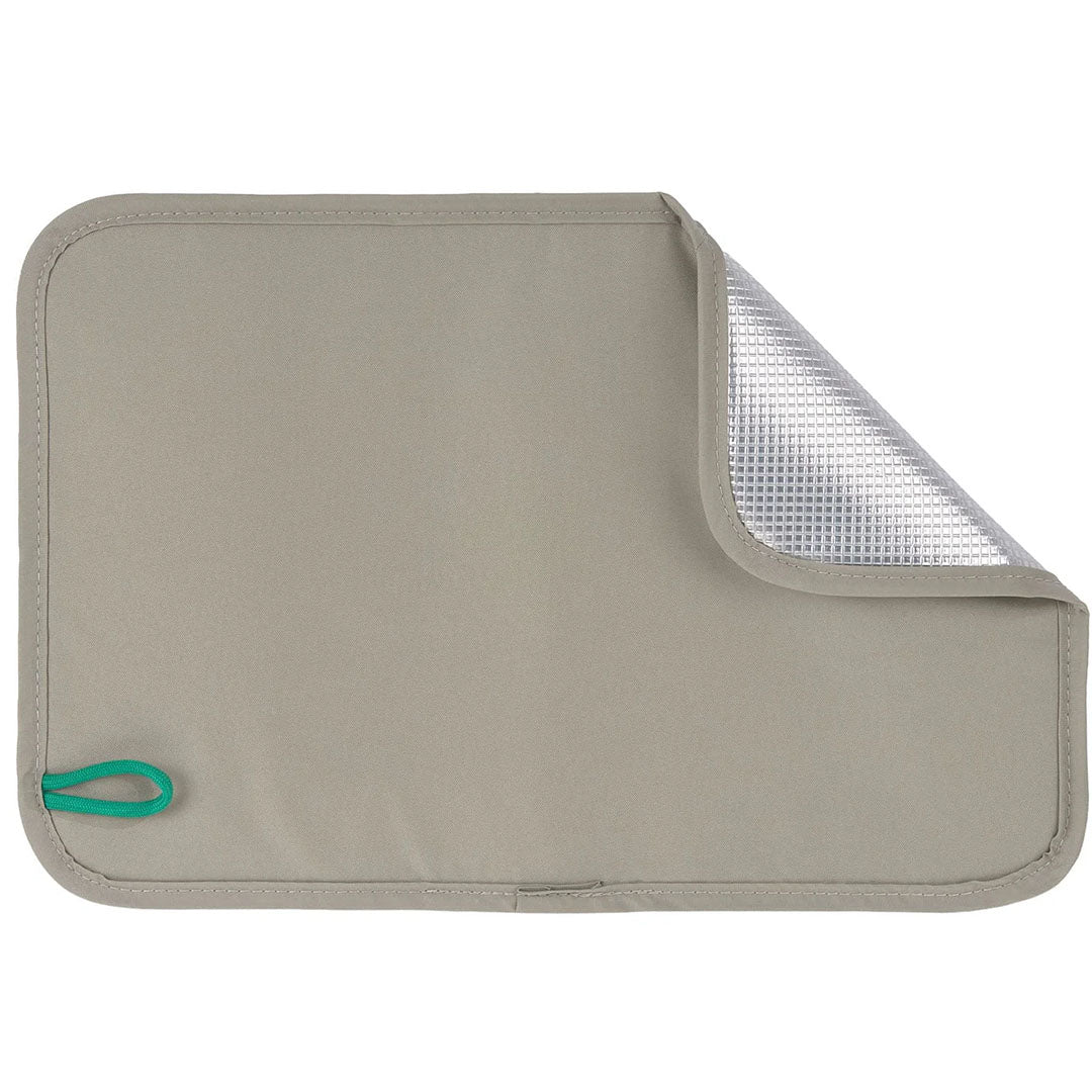 Een grijze, rechthoekige, geïsoleerde mat met een zilverkleurige binnenkant.