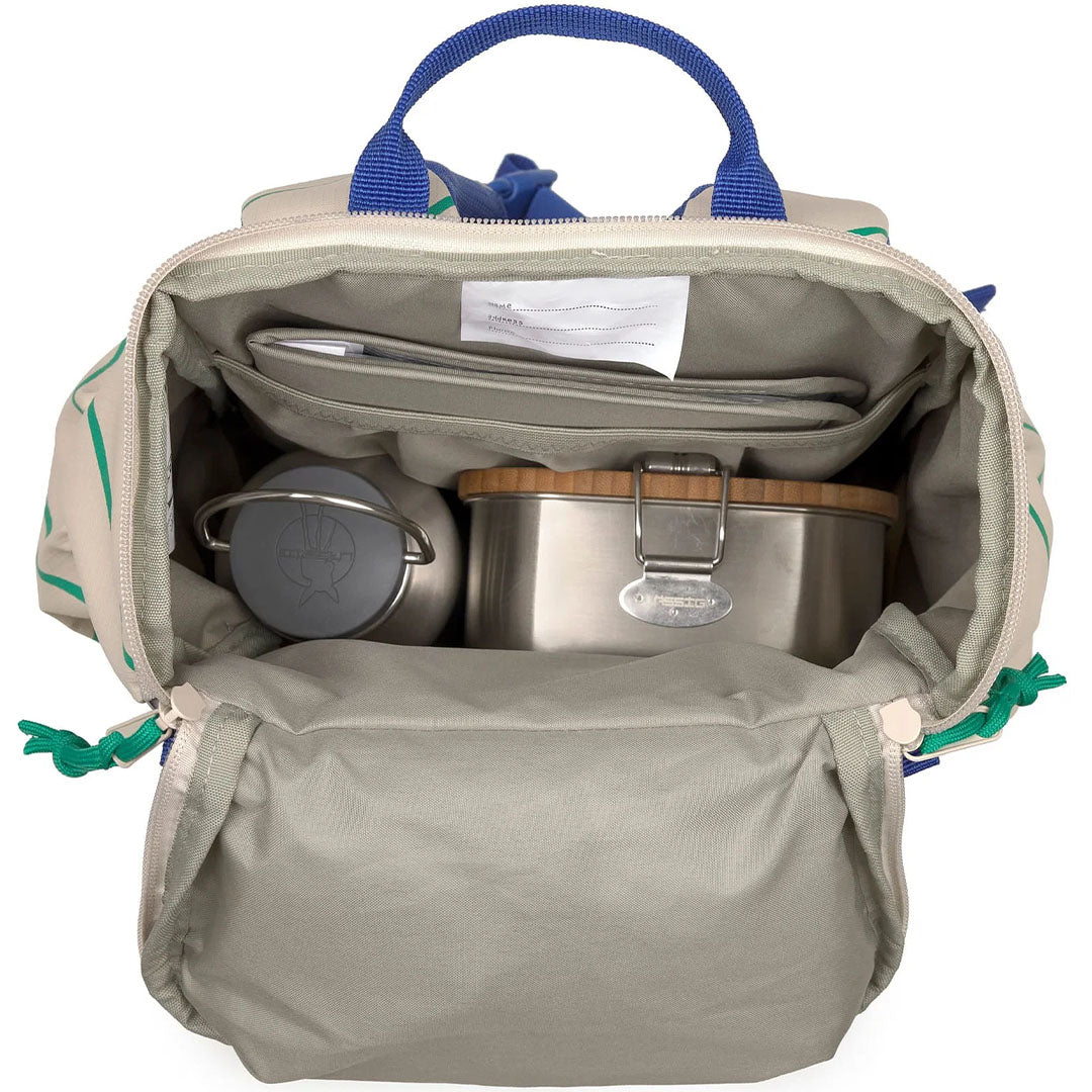 De open Lässig kleuterrugzak toont een metalen drinkfles en een lunchbox in het hoofdvak.