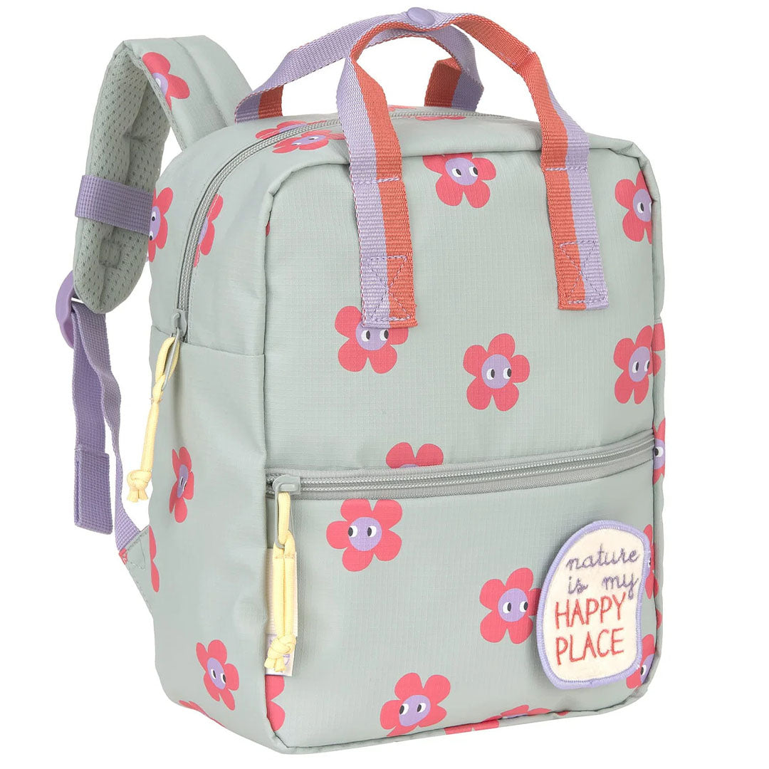Lässig groene kleuterrugzak met roze bloemenpatroon en een 'nature is my happy place' patch.