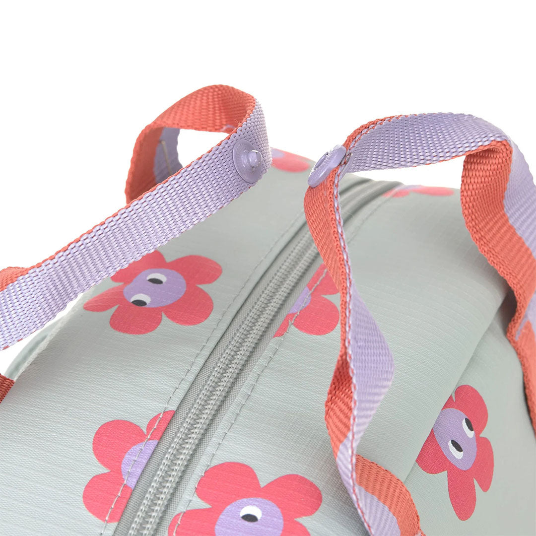 Detail van de Lässig kleuterrugzak met bloemenpatroon, met de rits en de samengeklikte handvatten.