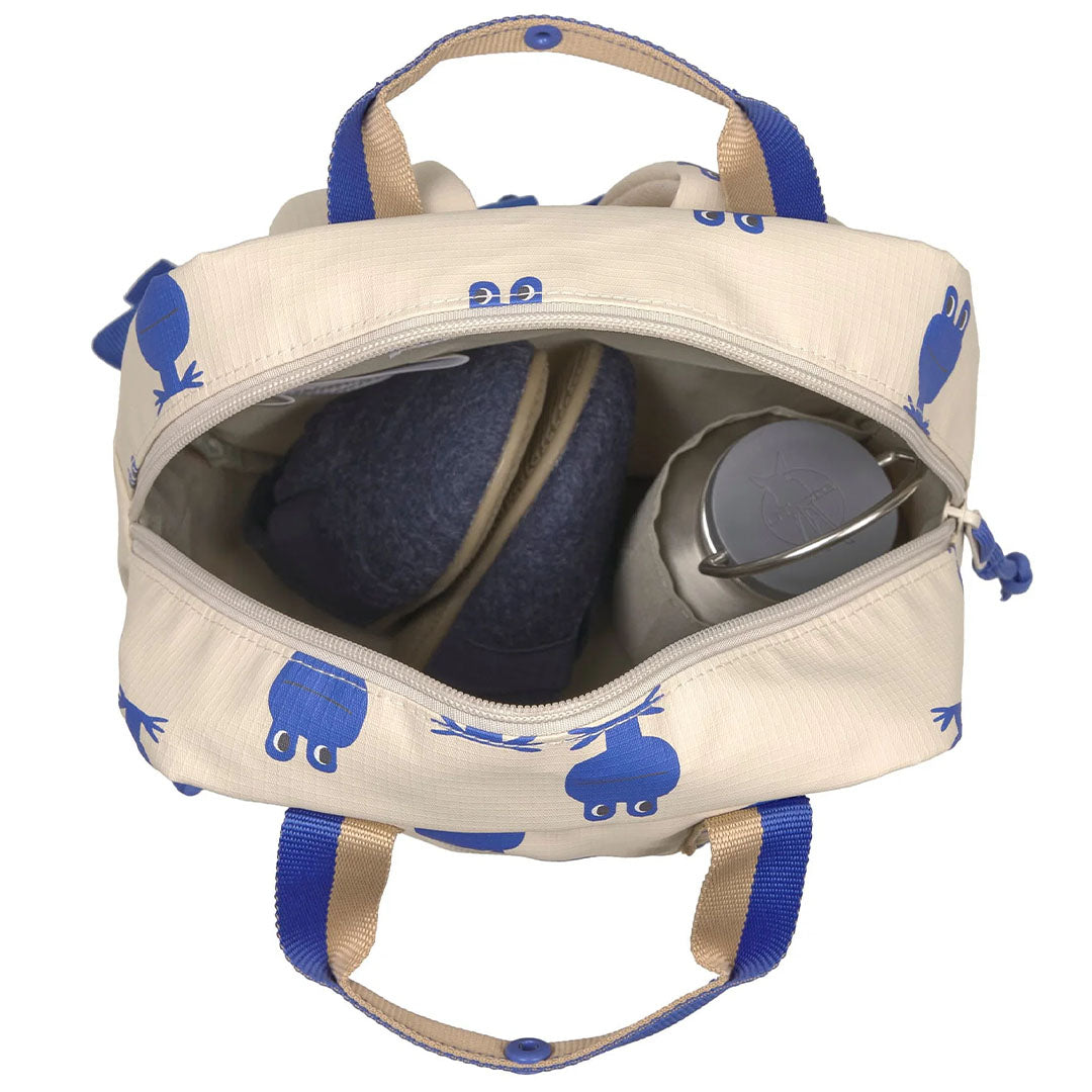 Open kleuterrugzak met kikkerpatroon, gevuld met een waterfles en een opgevouwen item.