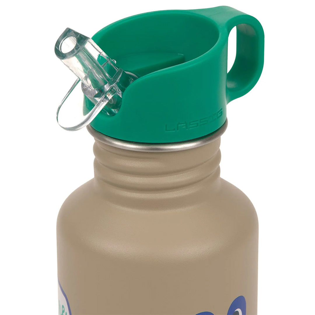 Close-up van de groene dop van de Lässig kinderdrinkfles met de transparante drinktuit.