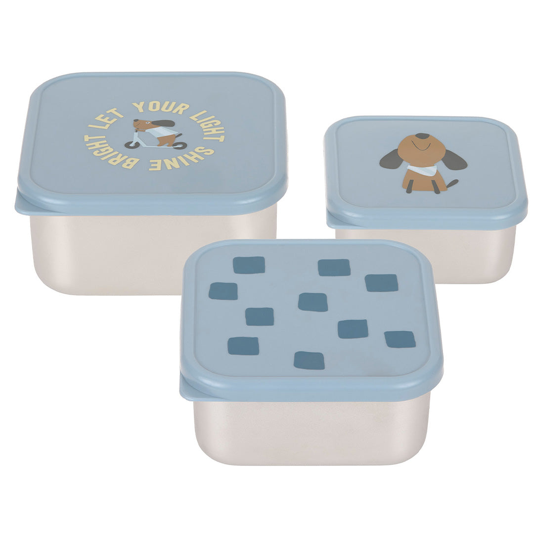 Drie lässig blauwe snackdoosjes van verschillende formaten met honden- en geometrische patronen op de deksels.