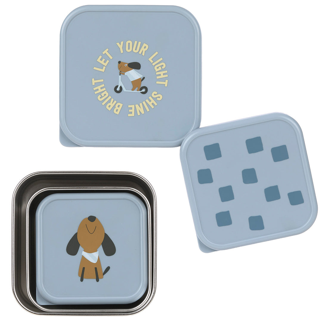 Drie lässig blauwe snackdoosjes, waarvan één in een roestvrijstalen bakje, met deksels met honden- en geometrische patronen.