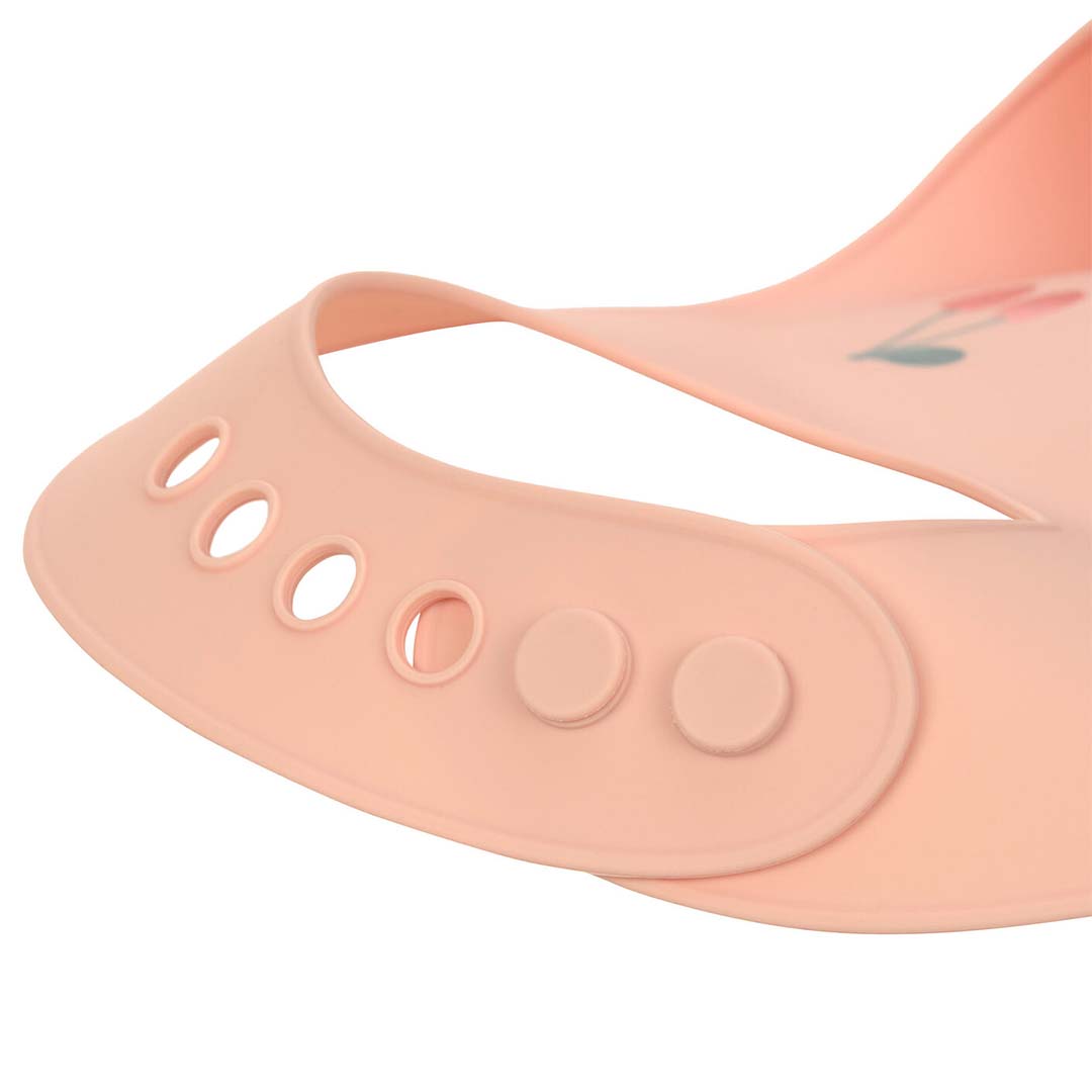 Detail van de verstelbare halsband van het lässig roze siliconen slabbetje.