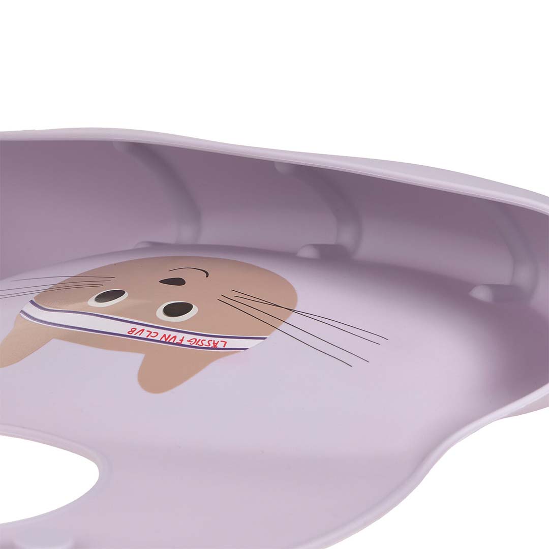 Detail van het Lässig paarse siliconen slabbetje met het kattengezicht en de tekst 'Lässig Fun Club'.