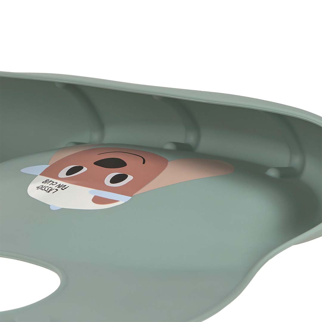 Detailopname van het Lässig groene siliconen slabbetje met de afbeelding van een hond met pet.