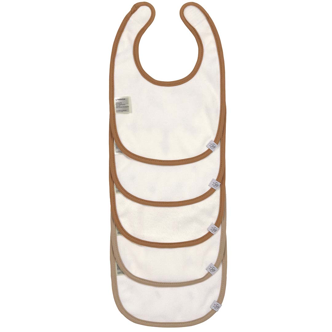 Achterkant van de Lässig set van vijf babyslabbetjes, met effen beige en witte stof en merklabeltjes.
