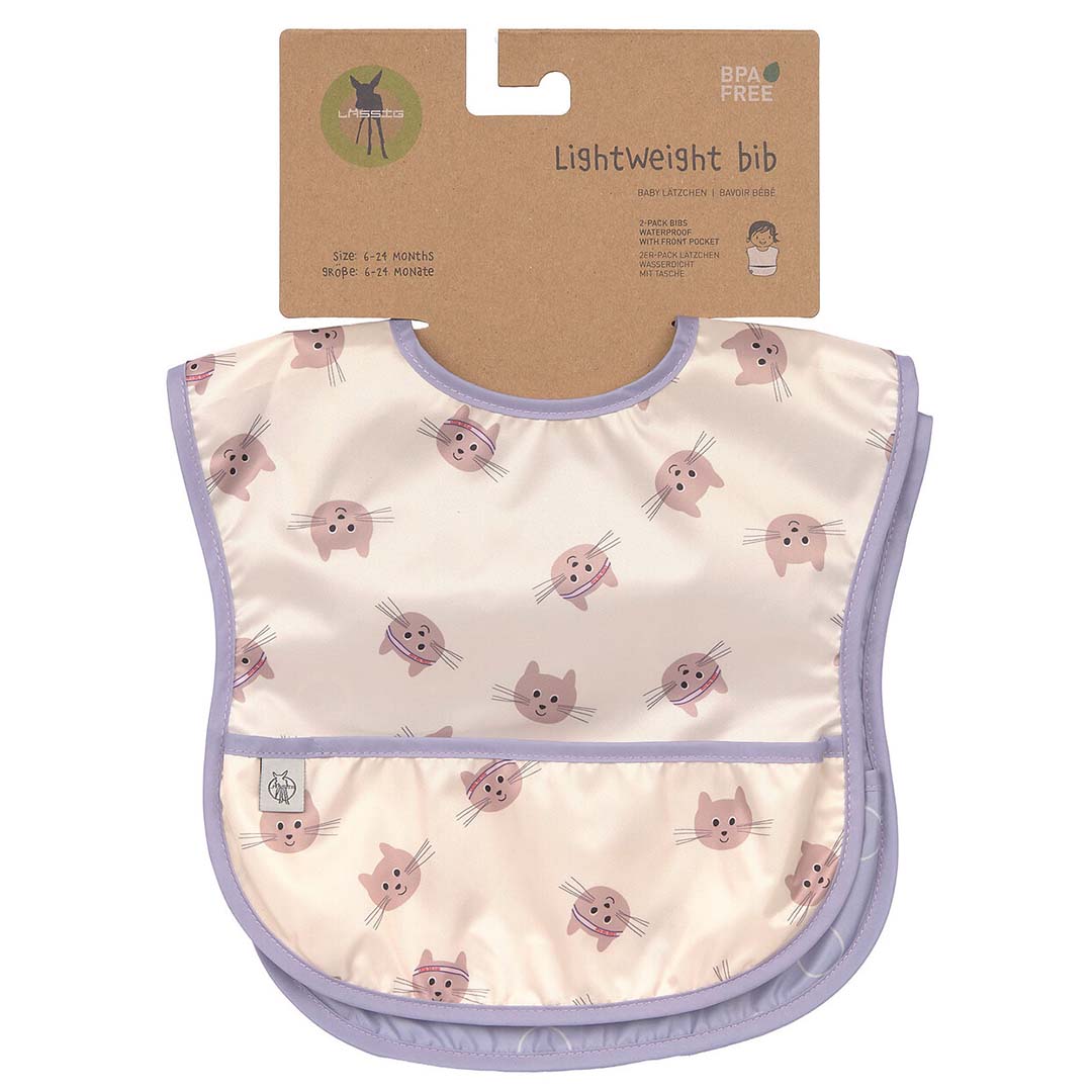 De Lässig babyslabbetjes met kattenpatroon op de verpakking.