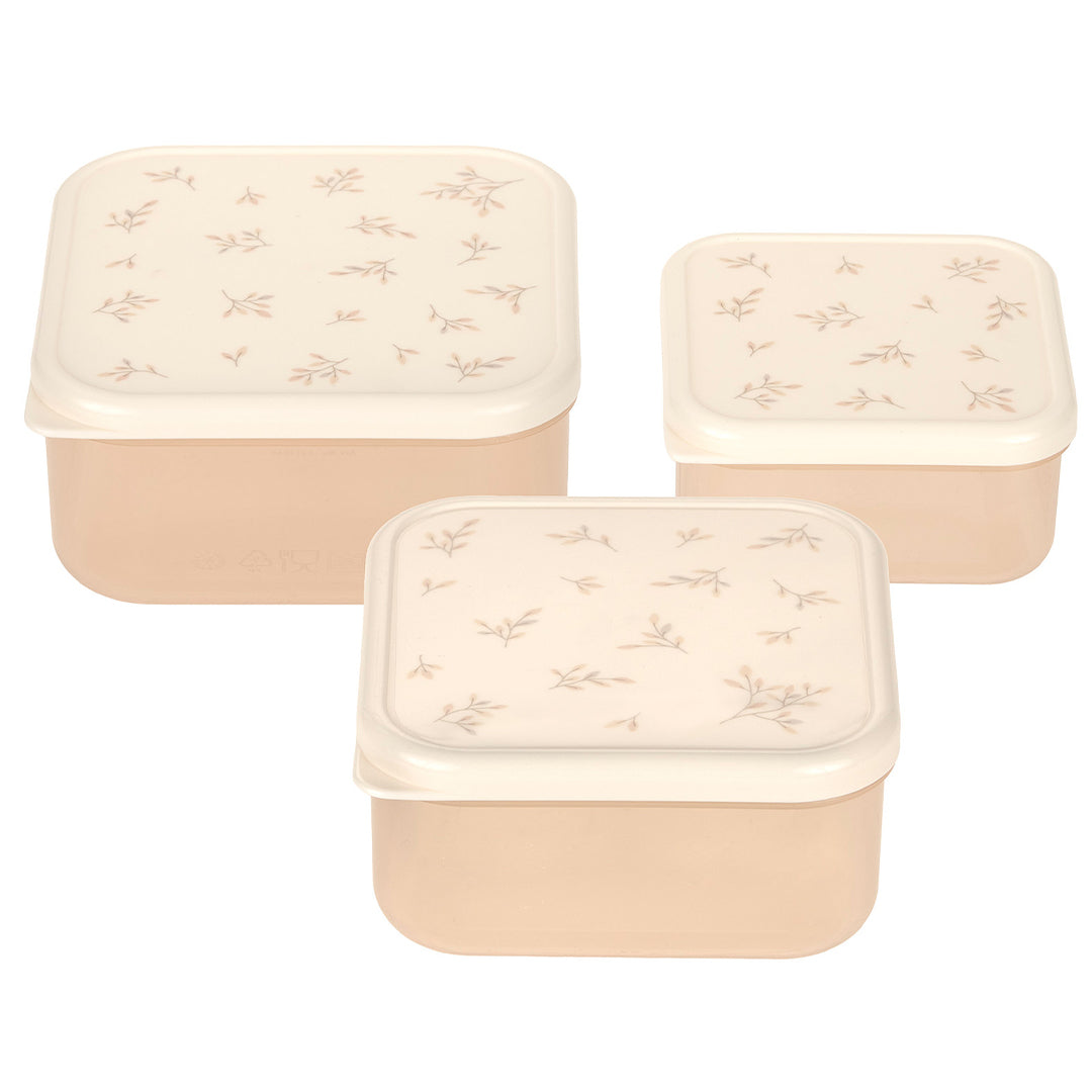 Drie lässig beige snackdoosjes voor kinderen met crèmekleurige deksels en bladeren patroon, in verschillende formaten.