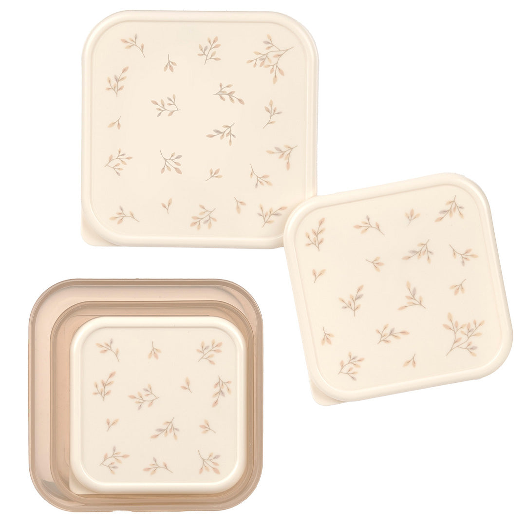 Drie lässig crèmekleurige deksels met bladeren patroon en één beige onderkant van een snackdoosje voor kinderen.