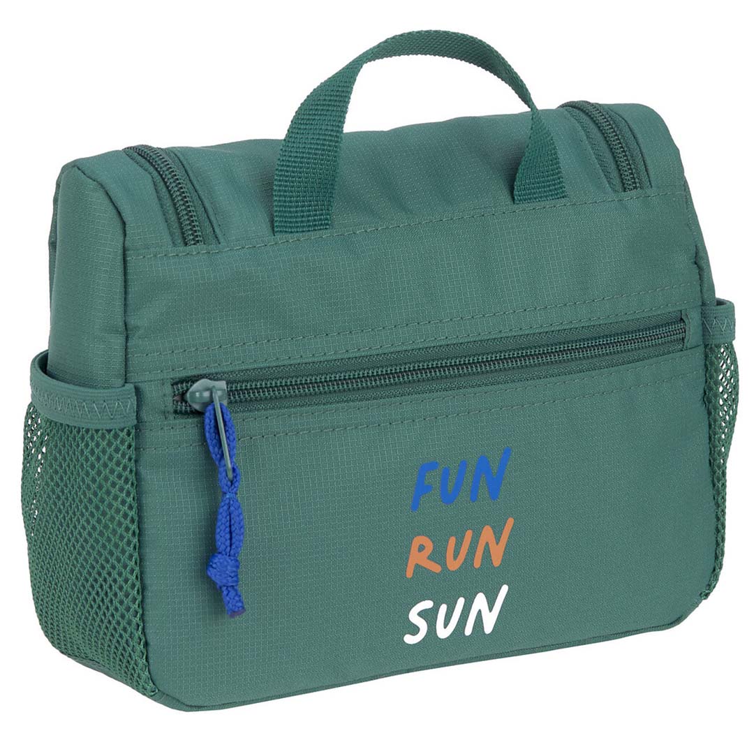 Achterkant van de Lässig donkergroene toilettas met een ritsvak en de tekst "FUN RUN SUN".