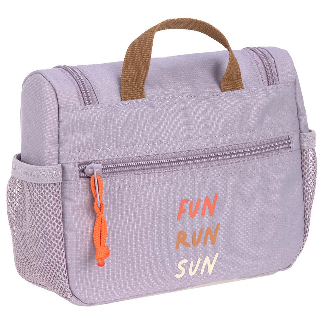 Zijaanzicht van de gesloten lässig toilettas in lila met de tekst 'FUN RUN SUN' en een handvat.