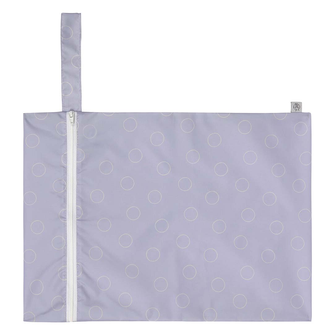 Een lässig waterproof opbergzak met paarse stippen en een witte rits.