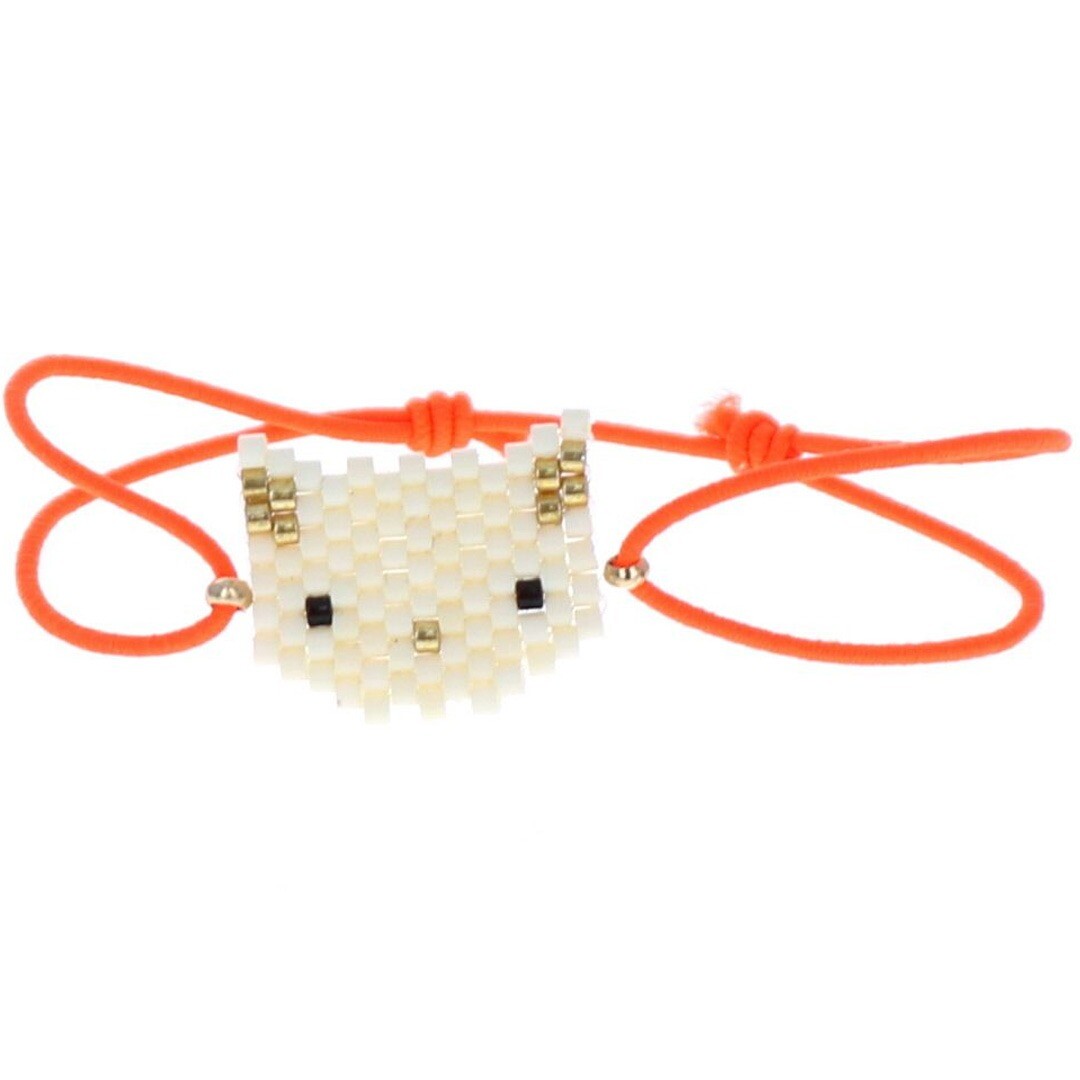 le petit souk kinderarmband met oranje koord en een wit kralen poesje.