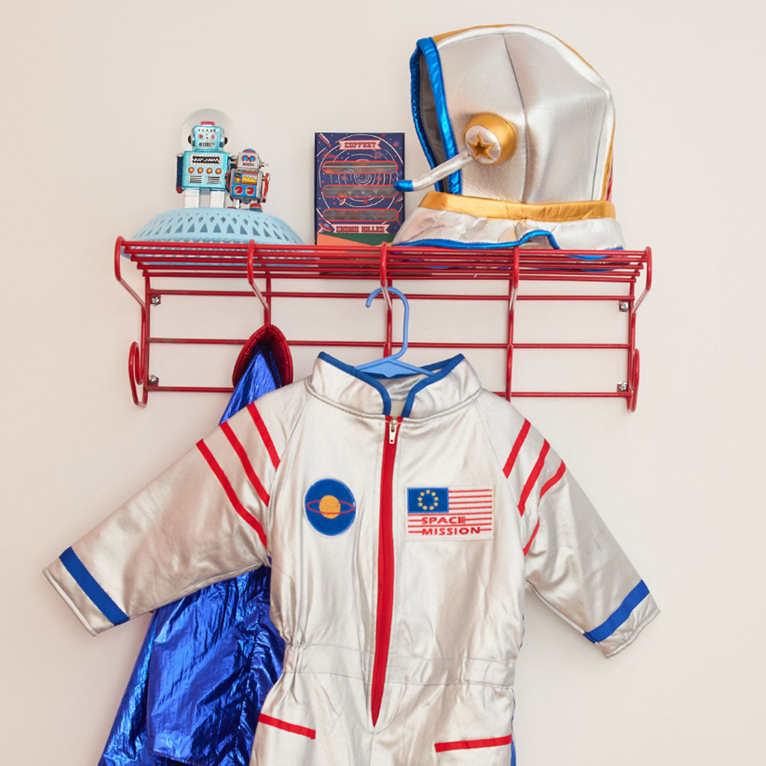 Le petit souk astronautenkostuum voor kinderen met helm en overall hangend aan een rode kapstok.