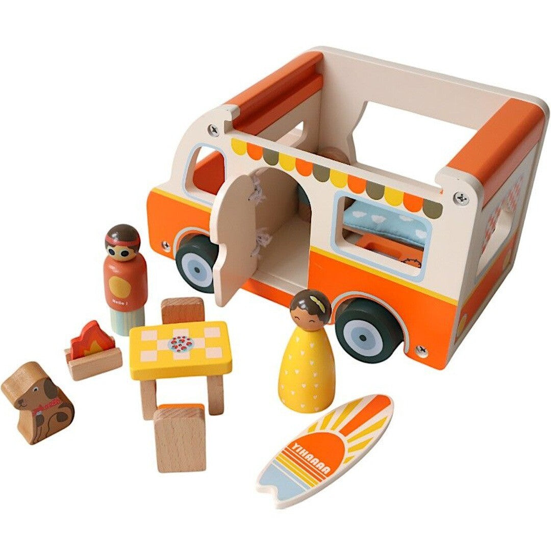 Le petit souk houten camper speelset met open dak, twee figuren, een hond, kampvuur, tafel en surfplank.