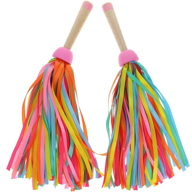Twee le petit souk cheerleader pompoms met veelkleurige linten en houten handvatten.
