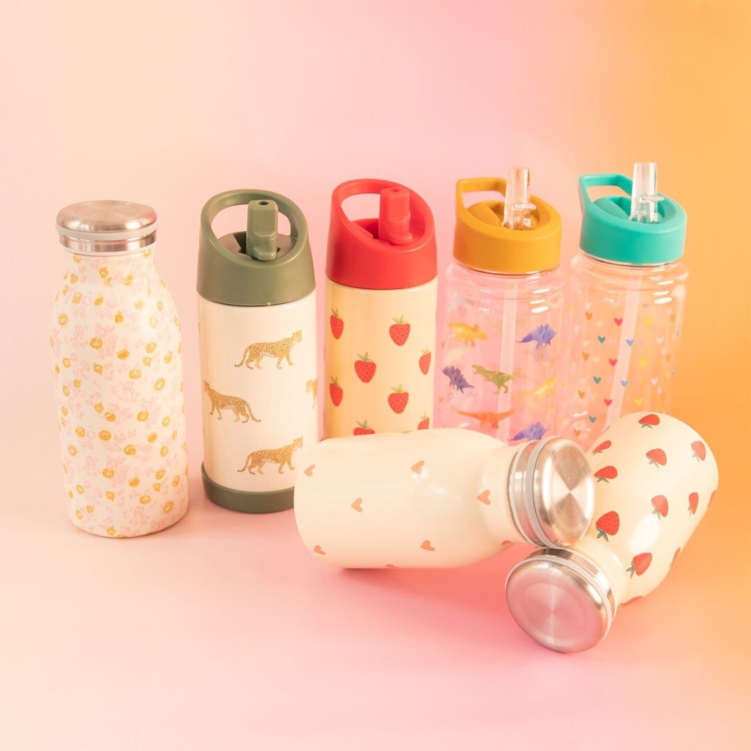 Collectie van diverse le petit souk drinkflessen en thermosflessen met verschillende patronen.