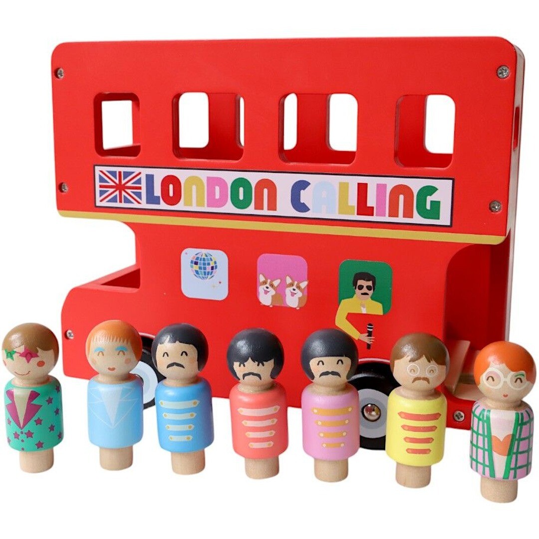 le petit souk houten dubbeldekker speelbus met zes houten poppetjes ervoor, thema Londen.