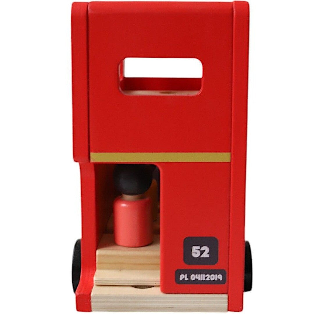 Achterkant van de le petit souk houten dubbeldekker speelbus met een rood poppetje erin.