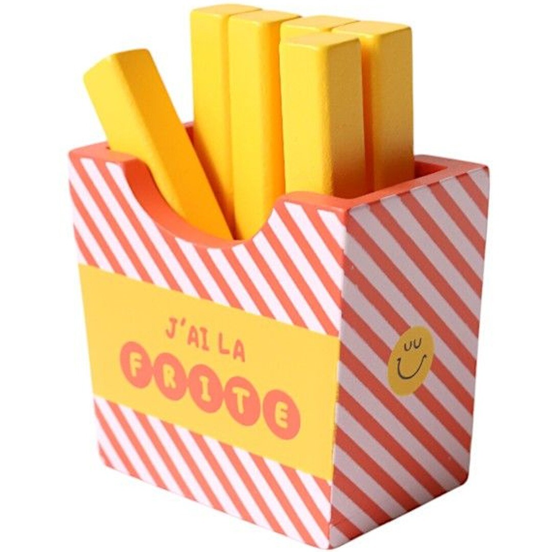 Le petit souk houten speelfrietjes in een rood-wit gestreepte verpakking met een smiley en de tekst 'J'AI LA FRITE'.