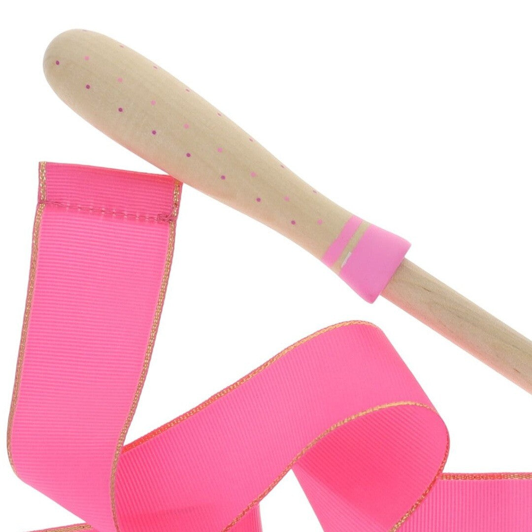 Detail van de houten stok van het roze gymnastieklint met roze stippen.