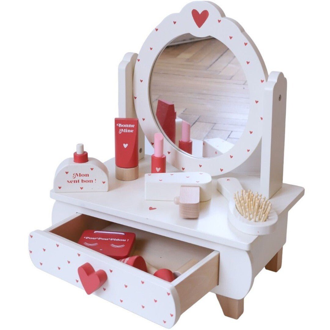 le petit souk houten speelgoed kaptafeltje met hartjes, spiegel, lade en diverse speelgoed make-up accessoires.