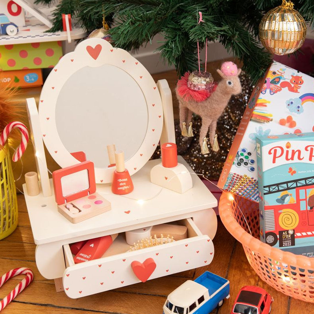 le petit souk houten speelgoed kaptafeltje met hartjes en make-up accessoires in een kerstsetting met cadeaus.
