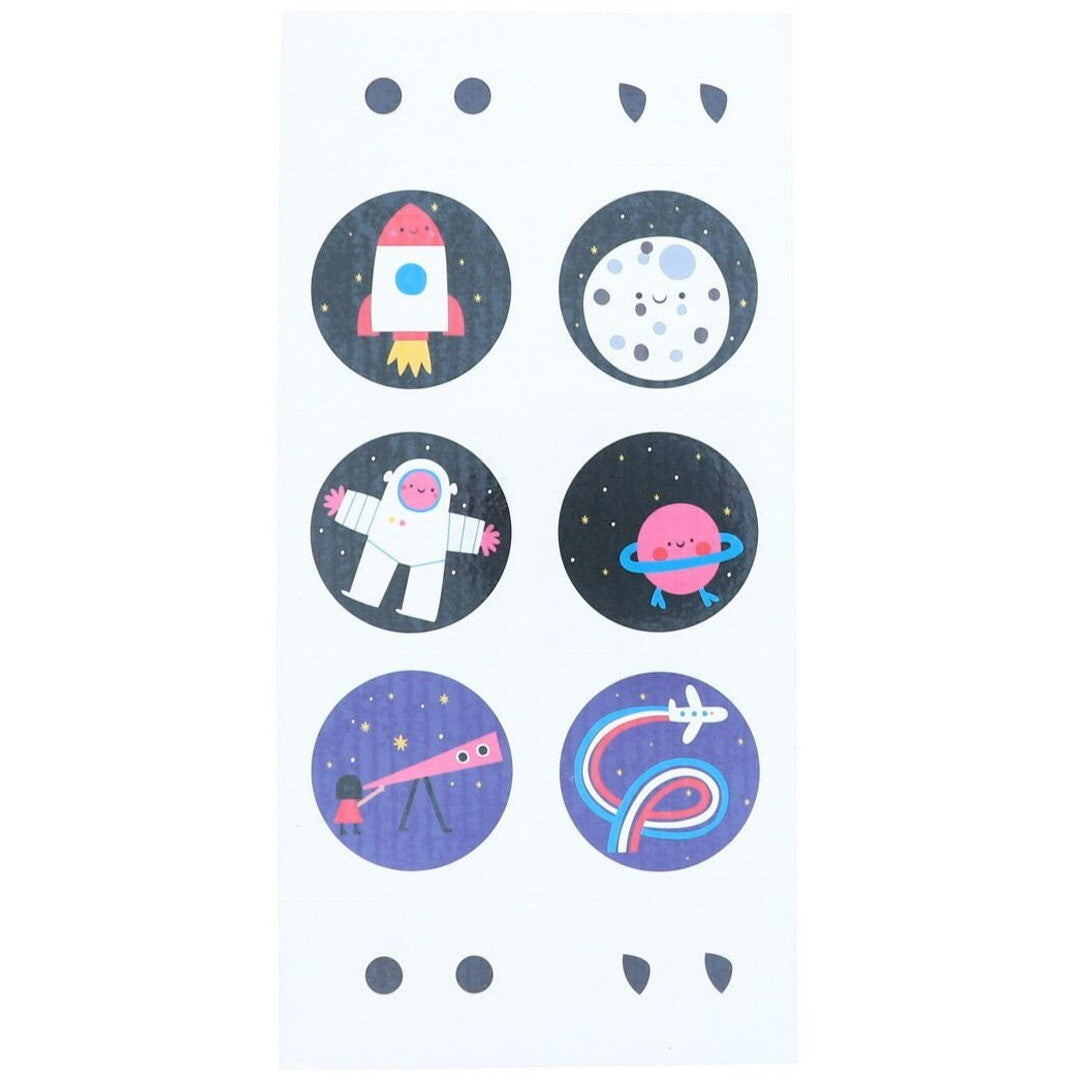 Vel met zes ronde kindertattoos met ruimtevaartfiguren zoals een raket en astronaut.