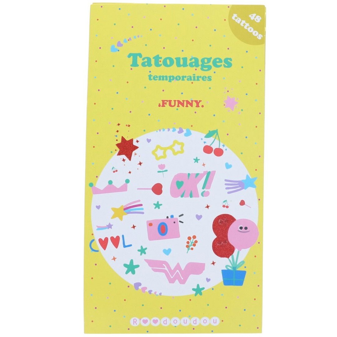 De gele verpakking van le petit souk kindertattoos met de tekst 'Tatouages temporaires' en een venster met tattoo-ontwerpen.