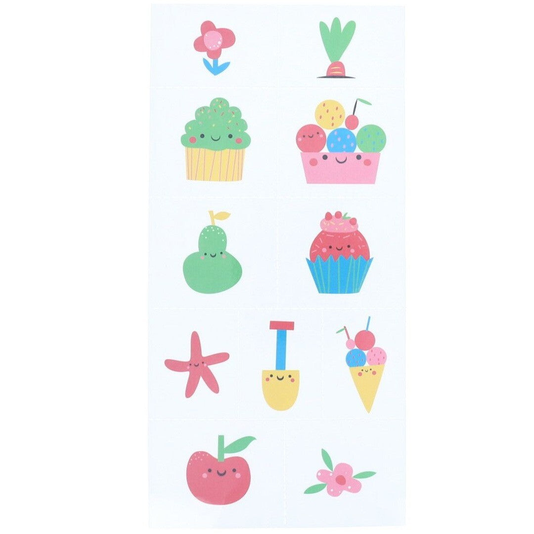 Een vel met diverse kindertattoos met figuren van cupcakes, ijsjes en fruit.