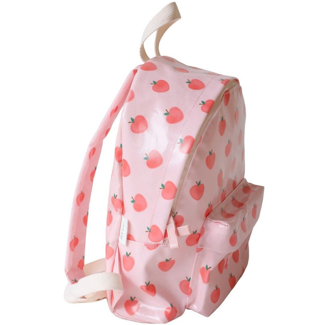 le petit souk kleuterrugzak in roze met appelpatroon, schuin van de zijkant gezien.