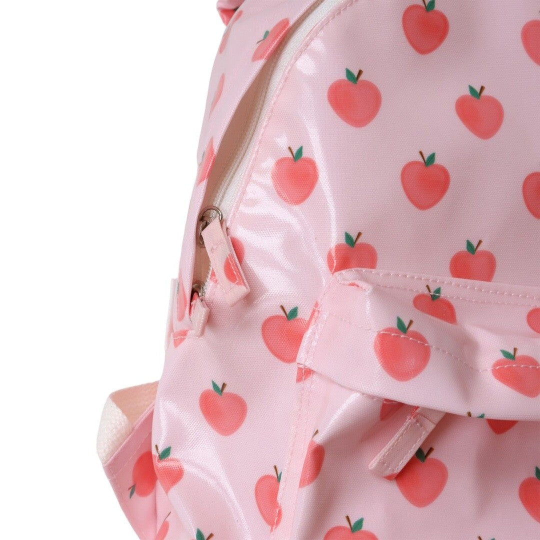 Detail van de le petit souk kleuterrugzak met appelpatroon, met focus op de ritsen en het patroon.