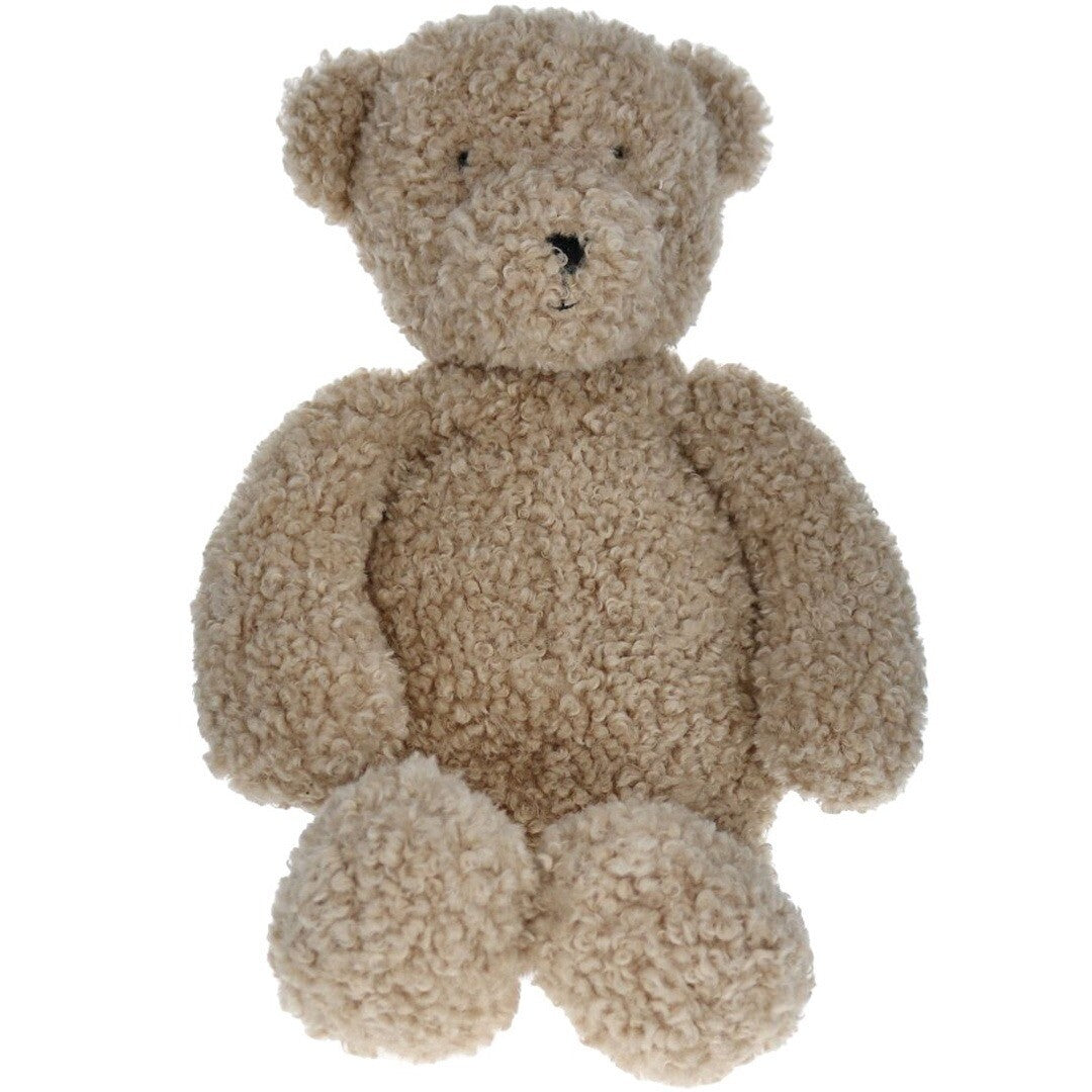 le petit souk knuffelbeer van beige pluche met textuur, zittend en van voren gezien.